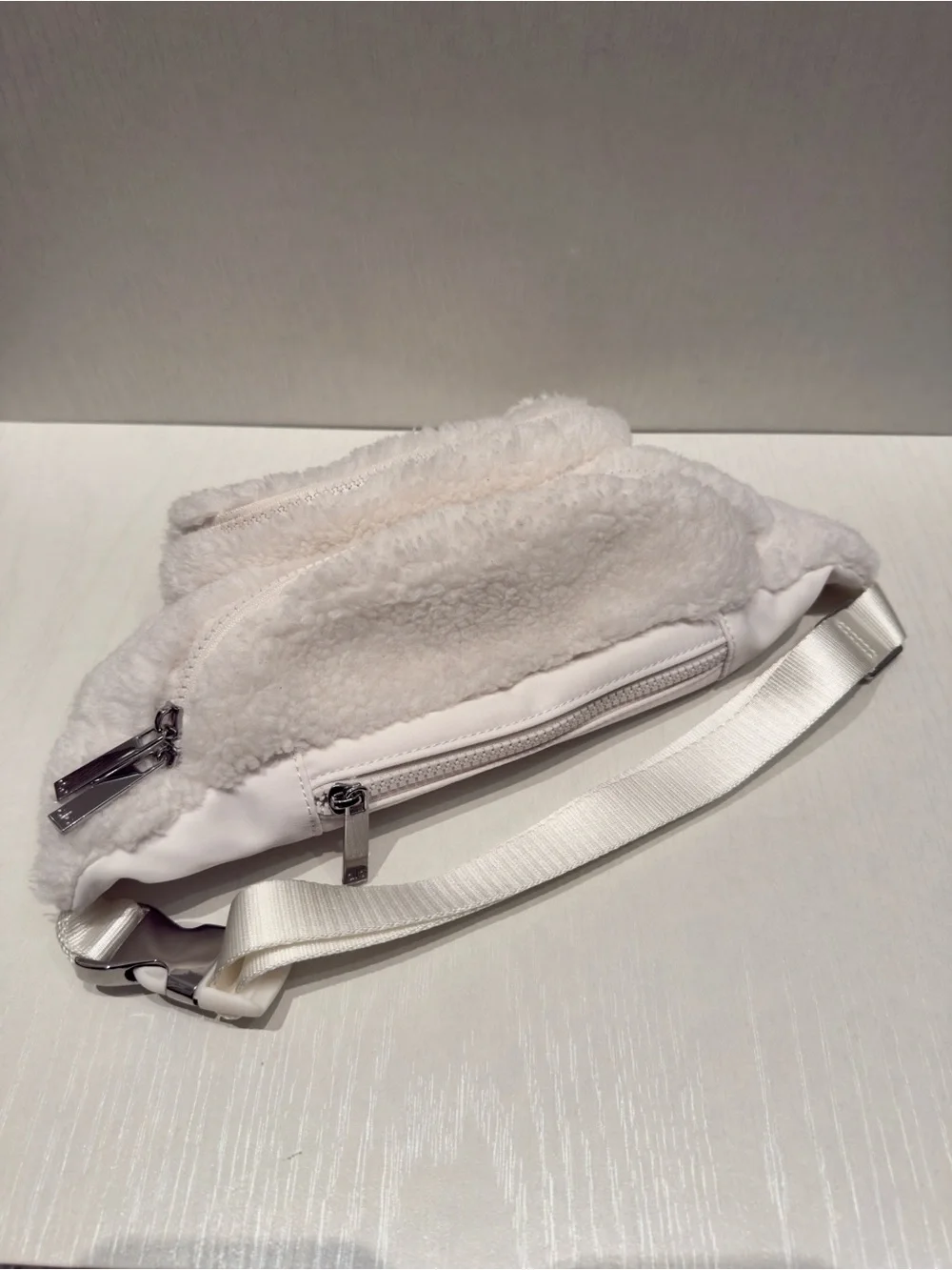 Alo Yoga Sherpa Explorer Fanny Pack Crossbody Women's Ivory / White